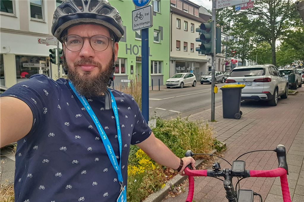 Radfahren nur im Schritttempo? Verwirrung um Schilder in Holzwickede Die Hand muss immer schön an der Bremse bleiben, sonst wird das mit dem Schritttempo auf dem Rad nichts. Die Erfahrung hat Redakteur Christian Greis im Selbsttest gemacht.