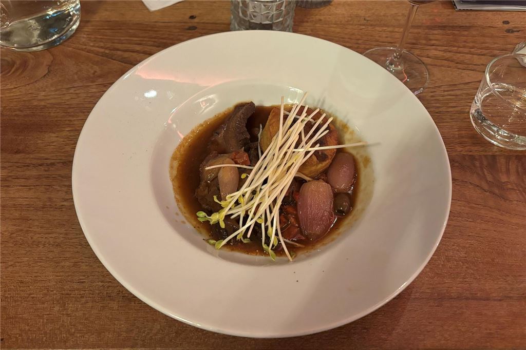 Menükarussell bei Dieckmann’s: Der Lime Cake schlägt das Original um Längen Die Hauptspeise des klassischen Menüs: Ochsenbäckchen, 48 Stunden gegart, mit Oliven, Chorizo, geschmorten Kartoffeln in Rotweinjuis.