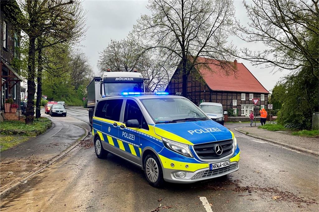 Die Hauptstraße ist aufgrund des Schlamms derzeit gesperrt.
