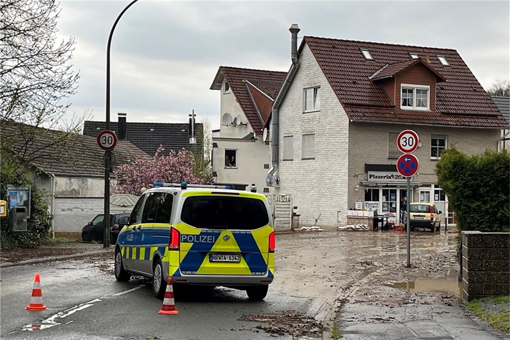 Die Hauptstraße ist aufgrund des Schlamms derzeit gesperrt.