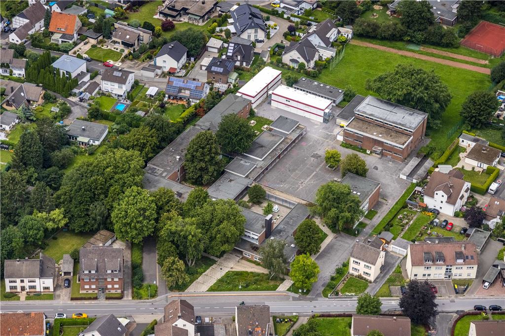 Anmeldephase für die 5. Klasse: Realschule ist besonders beliebt Eine Luftaufnahme der Hellweg Realschule in Unna und des Geländes um die Schulgebäude herum.