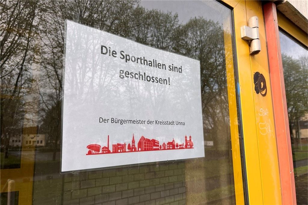Hellwegsporthallen voller Wasser - doch das sind nicht die einzigen Mängel Die Hellwegsporthallen sind nach einem Wasserschaden geschlossen. Diese Nachricht wird auf einem Zettel verkündet, der von innen an der Hallen-Tür klebt.