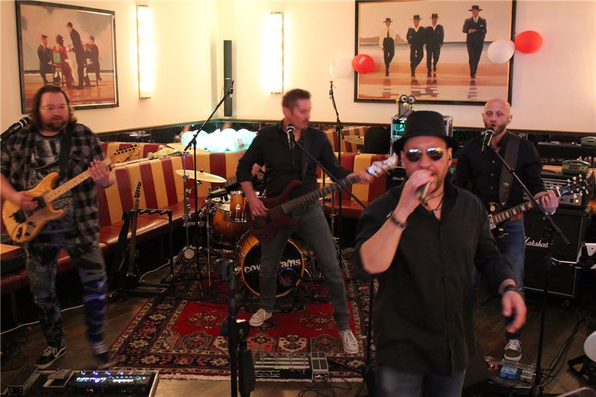Freibier im Café Extrablatt in Unna zu besonderem Geburtstag Die Hemmerder Band Coverkrams spielte zur verspäteten Geburtstagsfeier des Café Extrablatt in Unna. Wirt Fikri Basaran wollte sich damit bei seinen Gästen bedanken.