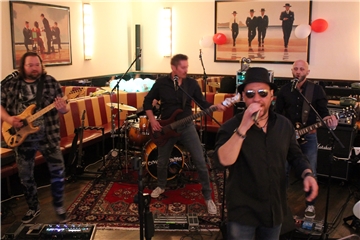 Die Hemmerder Band Coverkrams spielte zur verspäteten Geburtstagsfeier des Café Extrablatt in Unna. Wirt Fikri Basaran wollte sich damit bei seinen Gästen bedanken.