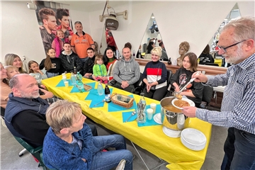 Die Hilfsbereitschaft für die ukrainischen Kriegsflüchtlinge ist in Fröndenberg groß. Am Dienstag war die Familie von Lyudmyla Knospe bei Richard Grünewald (rechts) zum Essen eingeladen.