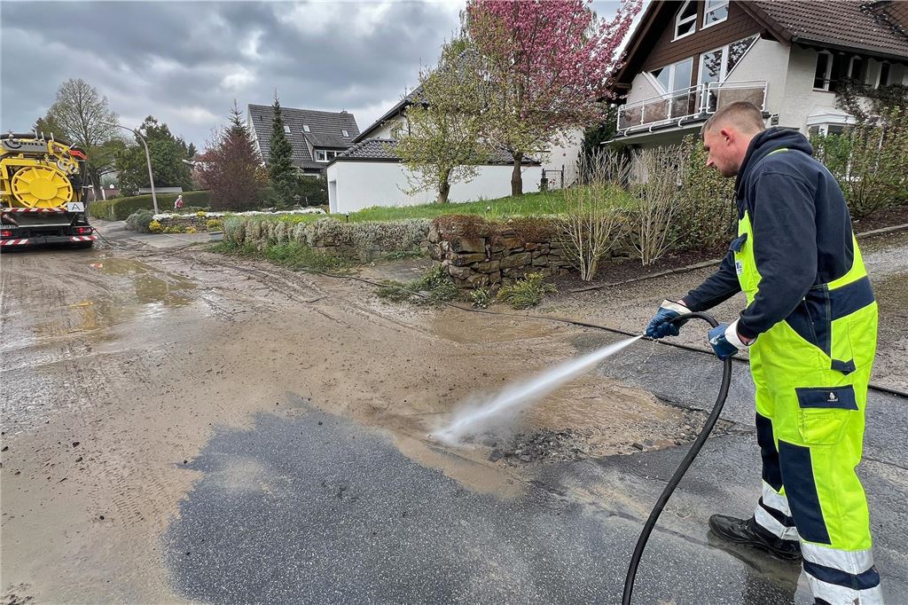 Anhaltende Hochwassersorgen: Dorfstraße in Billmerich erneut unter Wasser Überschwemmung in Billmerich (15.4.2025): Am nächsten Tag musste die Dorfstraße gereinigt werden.
