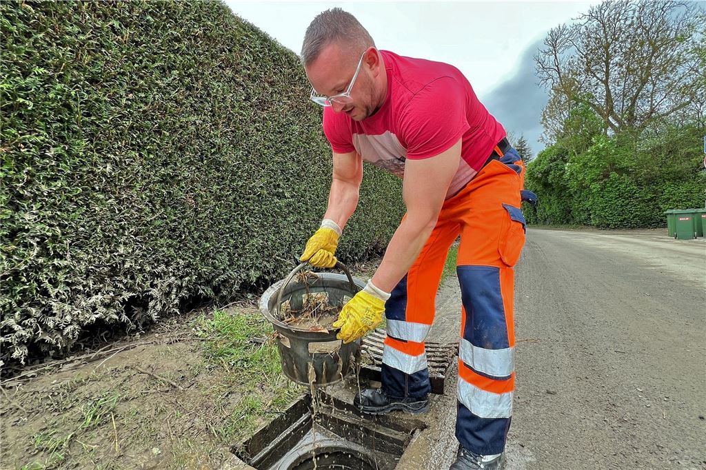 Überschwemmung in Billmerich (15.4.2025): Am nächsten Tag musste die Dorfstraße gereinigt werden.
