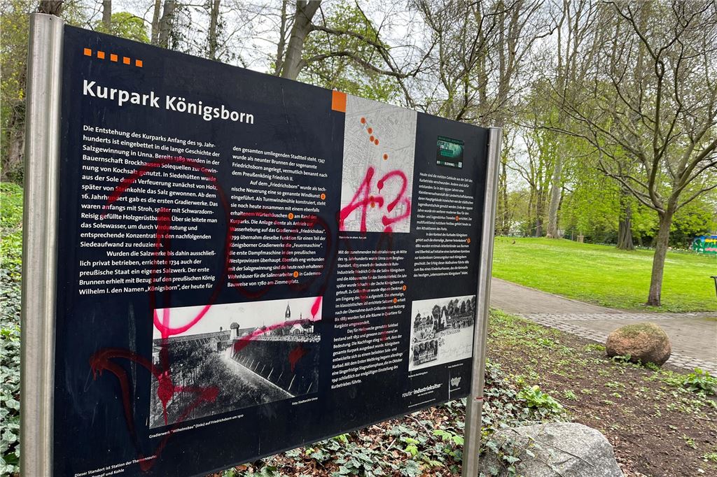 Poller, neue Schilder und 9000 Krokusse: Neues aus dem Kurpark Die Hinweistafeln im Kurpark Unna werden ständig beschmiert.