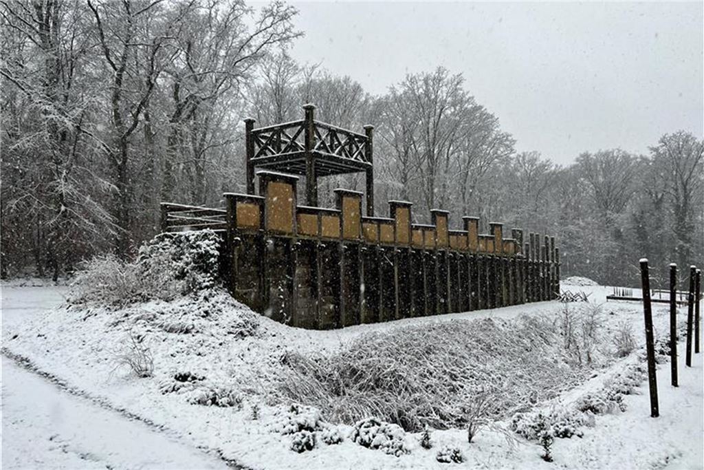 Die Holz-Erde-Mauer im Römerpark in Bergkamen lässt römische Geschichte authentisch erfahren – auch im Schnee.