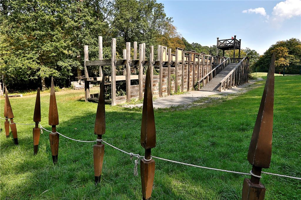 Nordtor für Römerpark kommt: „Wohl alle bürokratischen Hürden genommen“ Die Holz-Erde-Mauer im Römerpark Bergkamen.