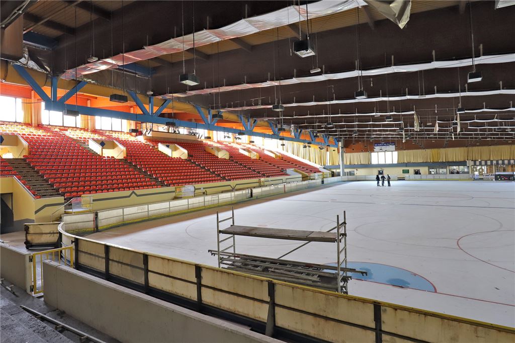 Überraschende Wende: Doch kein Projektmanager für die Eishalle Die Holzkonstruktion des Hauptdaches ist die größte und die dringlichste Baustelle in der Eissporthalle Unna.