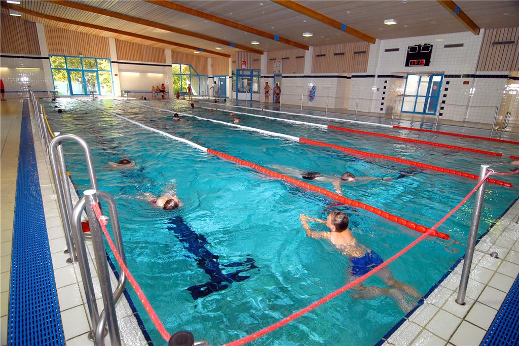 Gutachten lässt ein Freibad unnötig teuer aussehen Im 25-Meter-Becken der Schwimmsporthalle am Bergenkamp in Unna ziehen junge Sportler ihre Bahnen im Brustschwimmen.