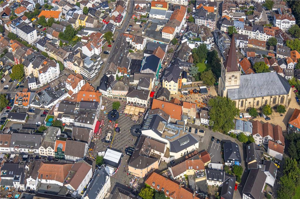 Die Innenstadt aus der Vogelperspektive zeigt die Vielzahl an Häusern und Läden sowie Plätze zum Verweilen.