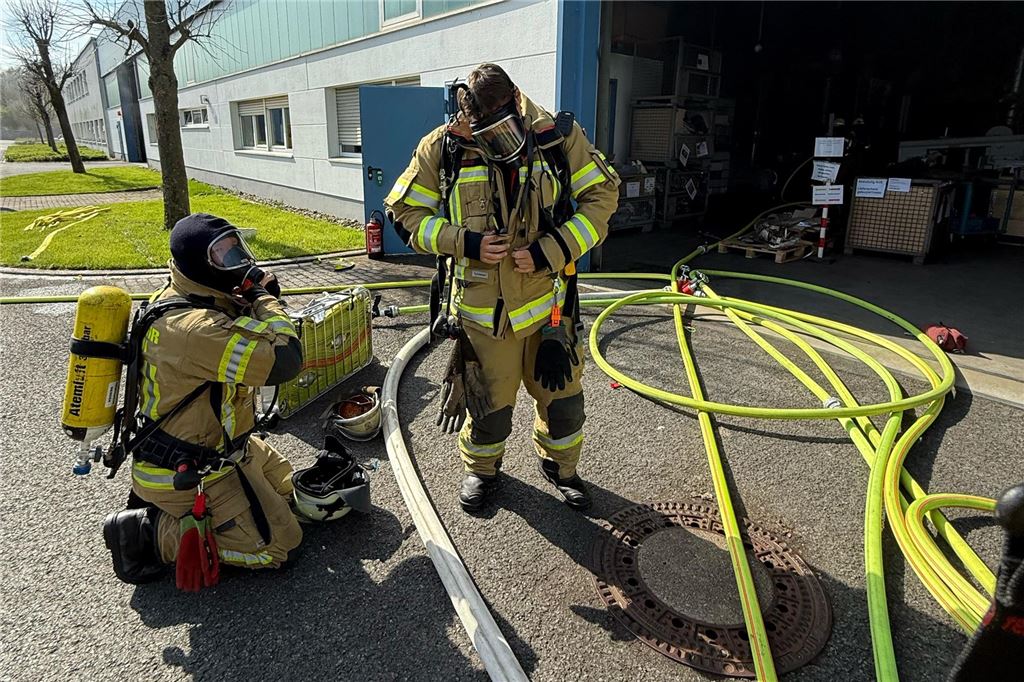 Feuerwehreinsatz bei Unternehmen in Menden: Filteranlage gerät in Brand Die Feuerwehrkräfte ziehen sich die Schutzkleidung für den Einsatz an