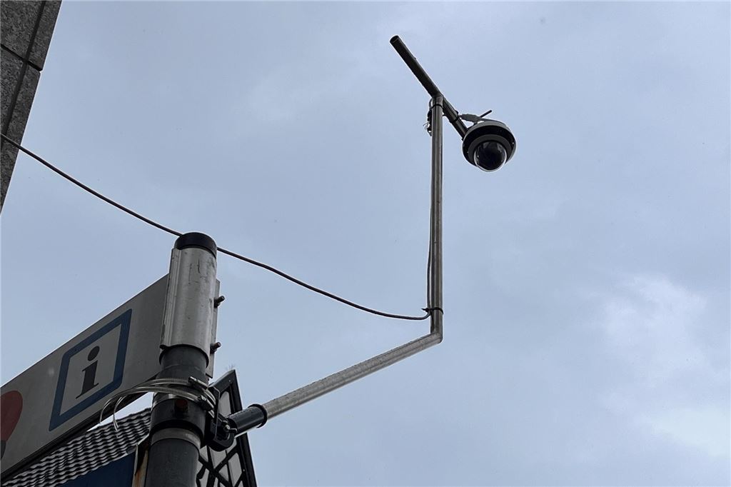 Videoaufnahmen sollen maximal 72 Stunden gespeichert werden In der Innenstadt von Unna hängt an einem Straßenschild eine Videokamera.