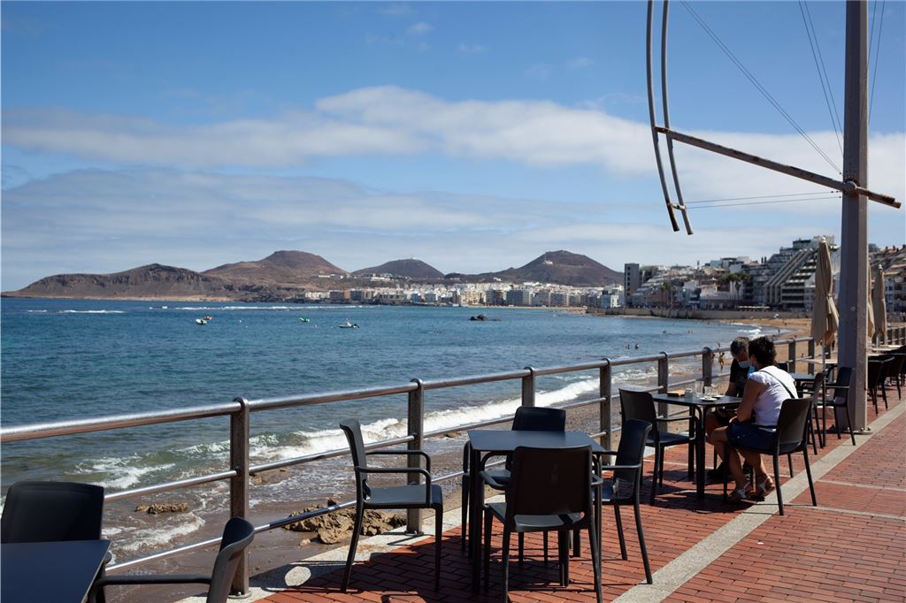 Kein Risikogebiet mehr: Ist Mallorca jetzt der Renner in Unnas Reisebüros? Die Kanarischen Inseln – hier Las Canteras in Las Palmas de Gran Canaria – sind bei sonnenhungrigen Touristen derzeit besonders beliebt.