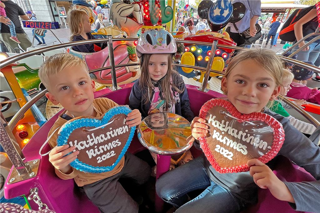 Die große Übersicht über Volksfeste und verkaufsoffene Sonntage Kinder freuen sich mit Lebkuchenherzen über die Eröffnung der Katharinenkirmes.