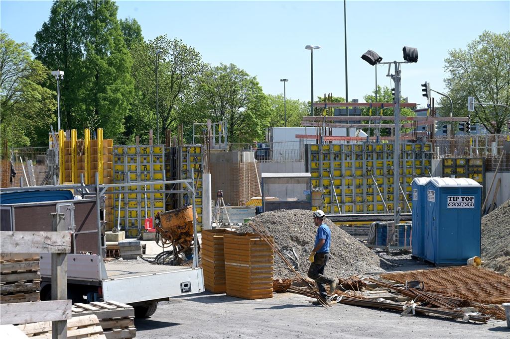 Bauverein zieht dritten Komplex auf XXL-Baustelle hoch: Bald wird Neues sichtbar Schalungsarbeiten auf der ehemaligen Mercedesfläche in Lünen
