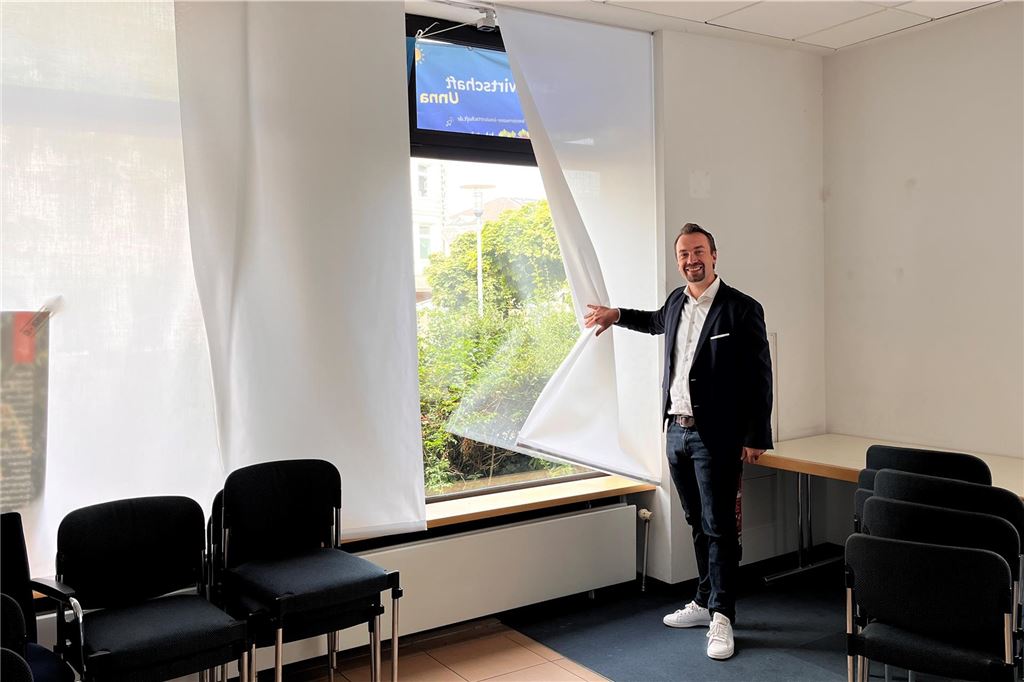 Umbau ab 2025: Kirche öffnet Katharinentreff in die Stadt Stefan Spallek steht am Fenster des Katharinentreffs in Unna