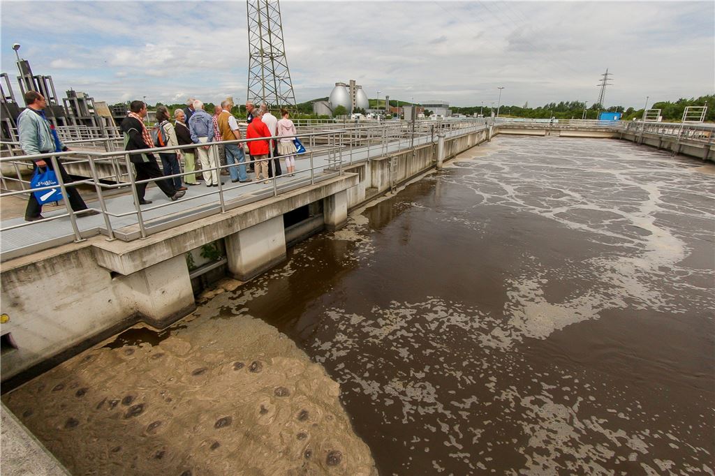 Corona-Tests im Verborgenen: Kläranlagen untersuchen Abwasser Die Kläranlage in Dortmund Deusen: Der komplizierten Prozess der Wasseraufbereitung ist auch für Gäste interessant. Bald werden sie auch erfahren können, wie sich Covid in der braunen Brühe messen lässt. Praktiziert wird das dort schon.