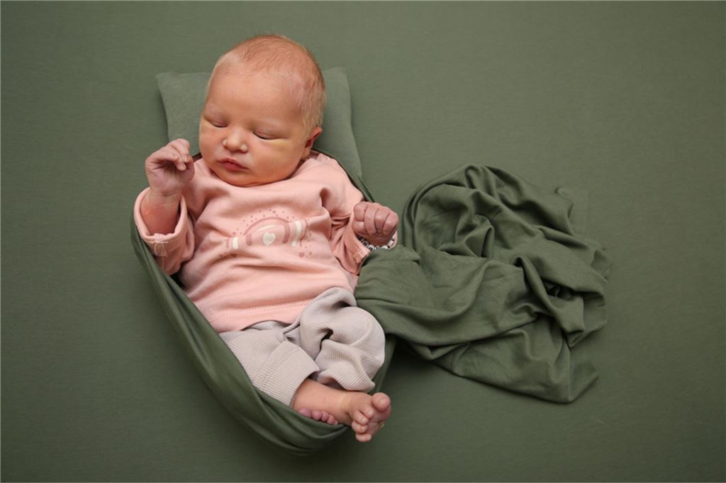 Die kleine Lena ist am 6. Dezember zur Welt gekommen. Ihre Eltern Sina und Jan sind überglücklich.