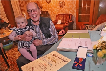 Die kleine Lilli weiß, was sie an ihrem Uropa Adolf Küppers hat. Was der jetzt 90-Jährige in seinem Leben alles bewegt hat für Lünern und den Sport, das wird sie in ein paar Jahren verstehen.