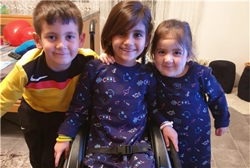 Die kleine Samina (Mitte) aus Kabul in Afghanistan kommt nach einer Hüft-Op. in Dortmund inzwischen ohne Gips klar. Noch ist sie auf einen Kinderrollstuhl angewiesen – aber sie soll gesund nach Kabul zurückkehren.