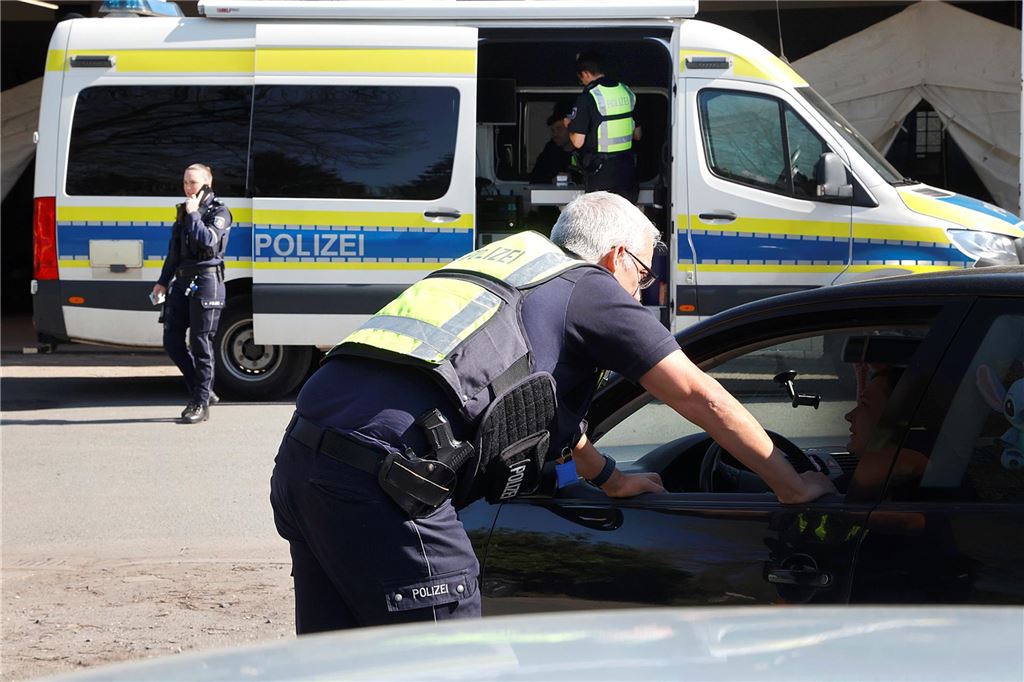 Polizei hat wieder Autofahrer an der Werner Straße kontrolliert Ein Polizist mit Warnweste beugt sich durch die geöffnete Scheibe zu einem Autofahrer runter.