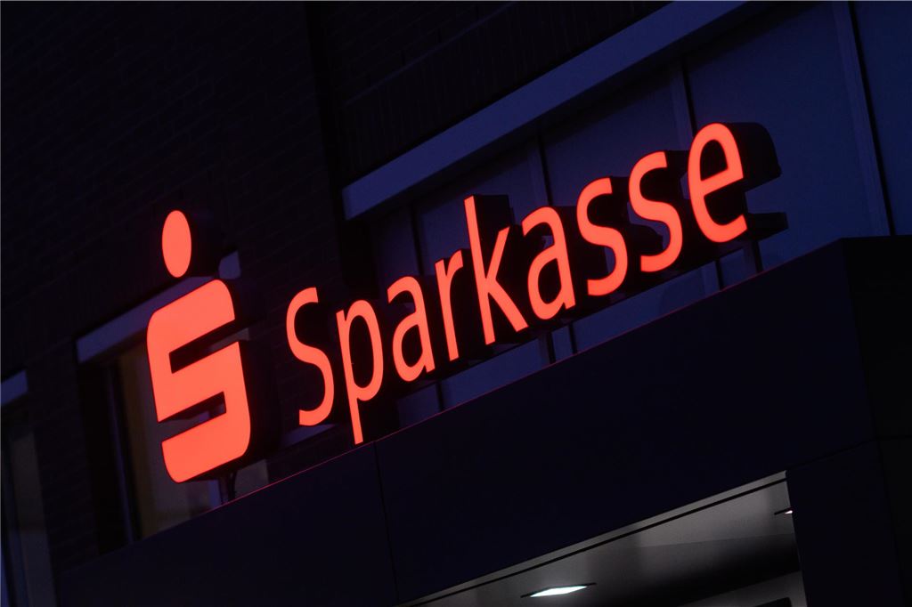 Stadt Unna legt Gehälter ihrer Geschäftsführer offen Ein rotes Logo der Sparkasse inklusive des roten Schriftzuges der Sparkasse.