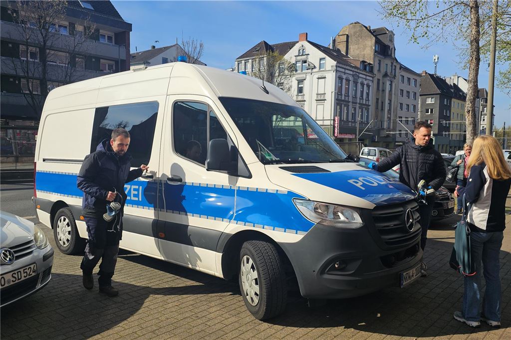 Die Polizei ist bei einem Einsatz auf der Rheinischen Straße in Dortmund zu sehen.