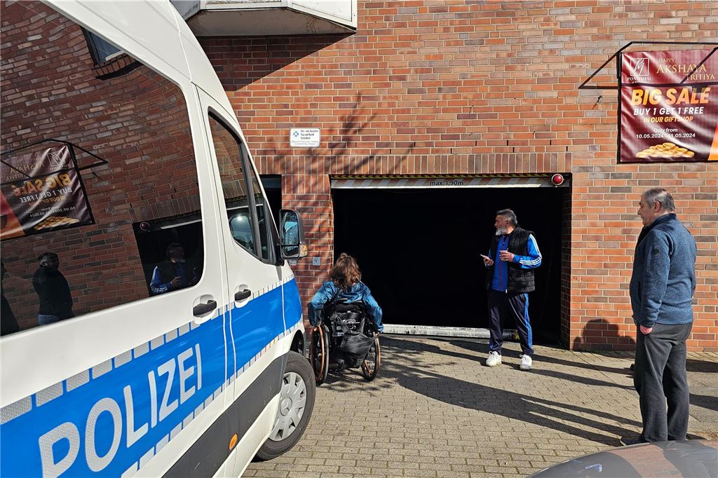 Die Polizei ist bei einem Einsatz auf der Rheinischen Straße in Dortmund zu sehen.