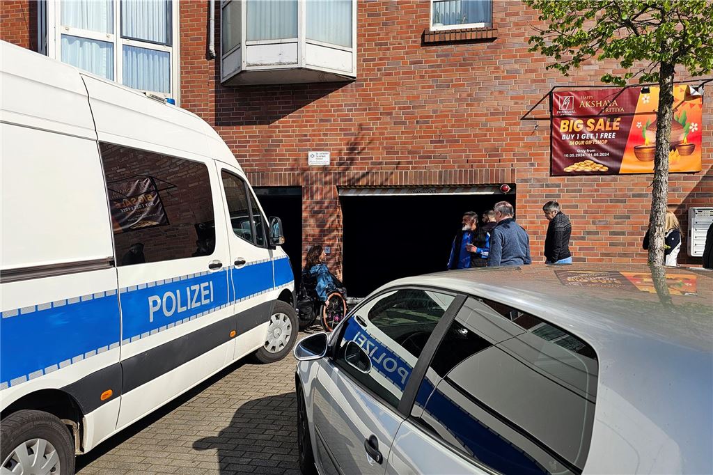 Die Polizei ist bei einem Einsatz auf der Rheinischen Straße in Dortmund zu sehen.