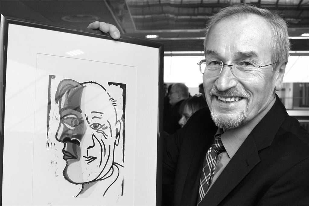 Von diesen Menschen musste sich Bergkamen 2024 verabschieden Helmut Ladeck präsentiert einen Farbholzschnitt, der ein Picasso-Portrait zeigt.