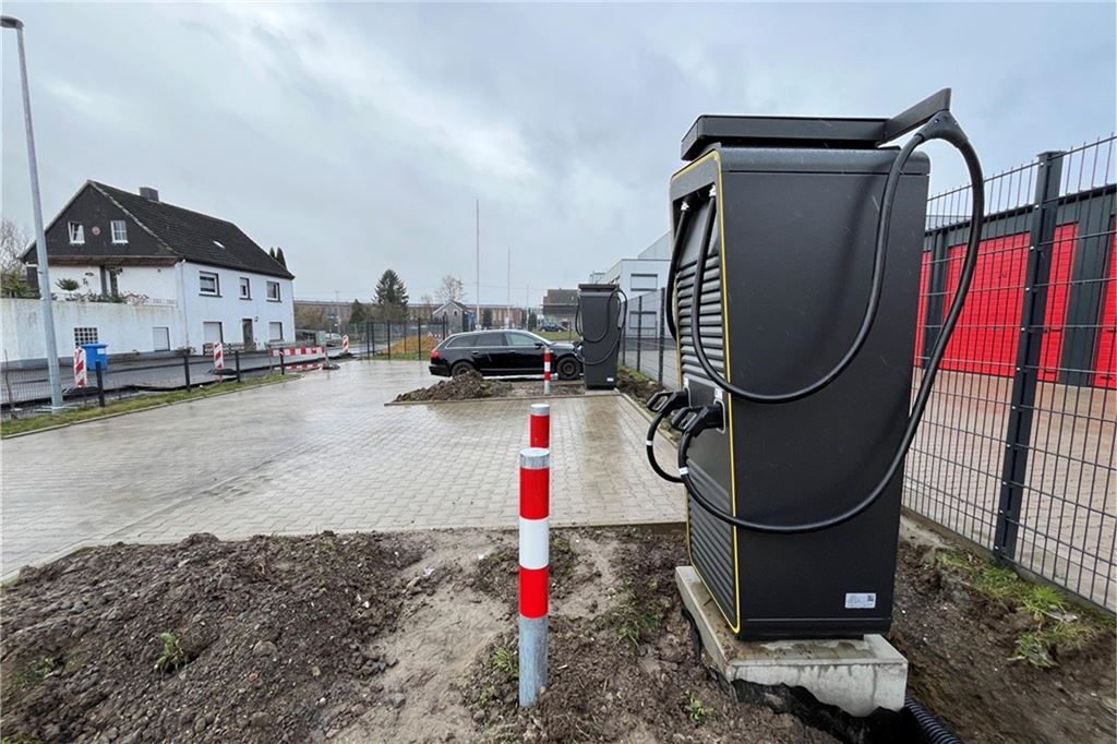 Neue Ladesäulen für E-Autos an der Rausinger Straße Ladesäulen für E-Autos stehen vor einem großen Garagenhof in Holzwickede.