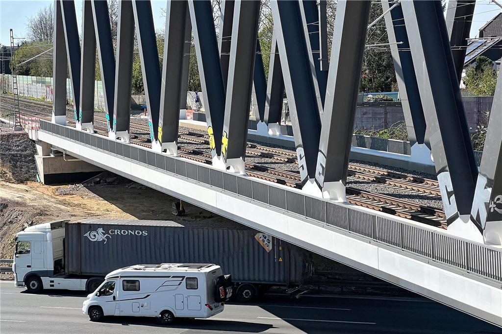 Mehr Fälle von Sachbeschädigung und Farbschmierer auf der Brücke Die Lärmschutzwände sind schon länger beschmiert, nun auch die Brücke.