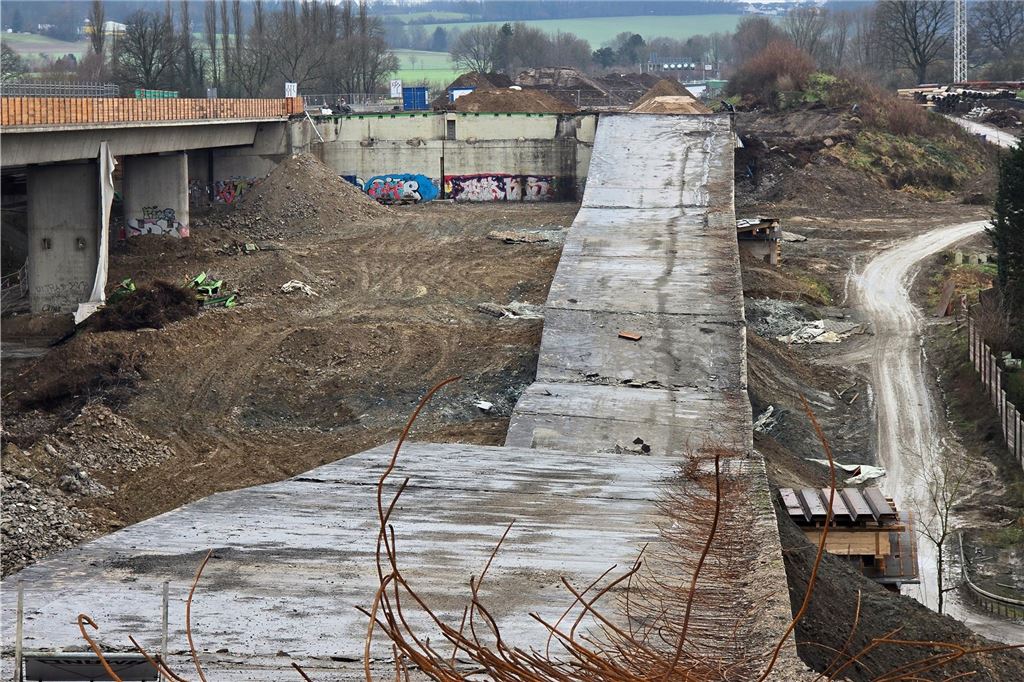 Die Lage im Liedbachtal nach der Brückensprengung: Die alte Brücke liegt in Trümmern.