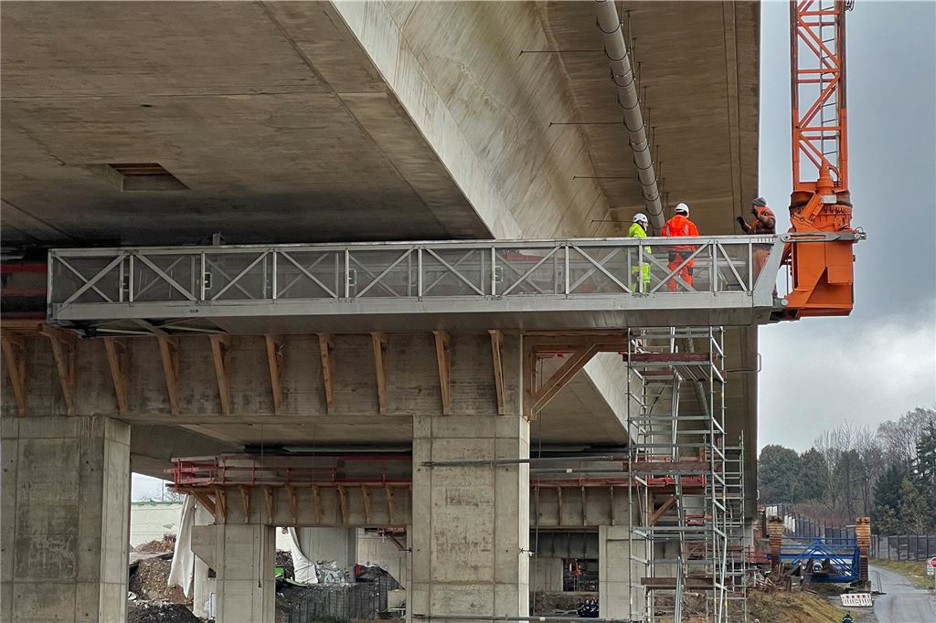 Die Lage im Liedbachtal nach der Brückensprengung: Das Brückenbauwerk, das hier untersucht wird, ist erst seit wenigen Monaten in Betrieb.