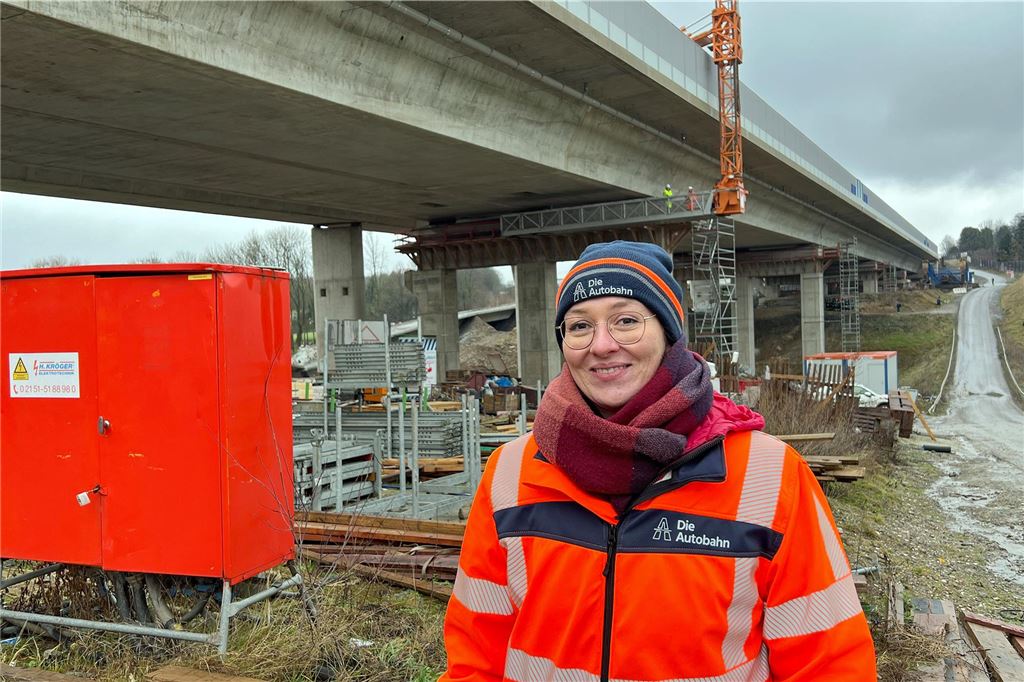 Die Lage im Liedbachtal nach der Brückensprengung: Maren Thiele gehört zur Projektleitung bei der Autobahn GmbH.