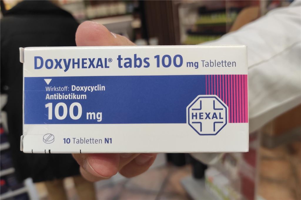 In Unna fehlen die Medikamente: „So dramatisch war es noch nie“ Eine Packung des Antibiotikums "Doxycyclin" hält hier der Apotheker Dr. Matthias Coen aus Unna in die Kamera, von dem aber nur die Hand zu sehen ist,