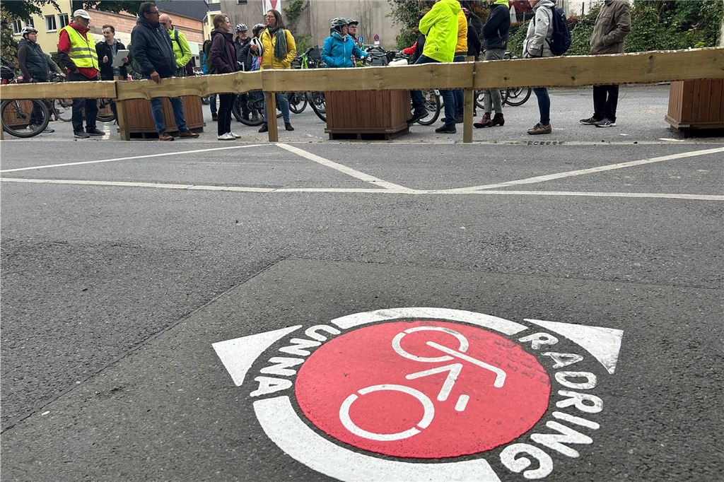 Kommt die Fahrradspur auf dem Ring? Studie gestartet Die letzten Piktogramme, die den Radring in Unna markieren, wurde aufgebracht.