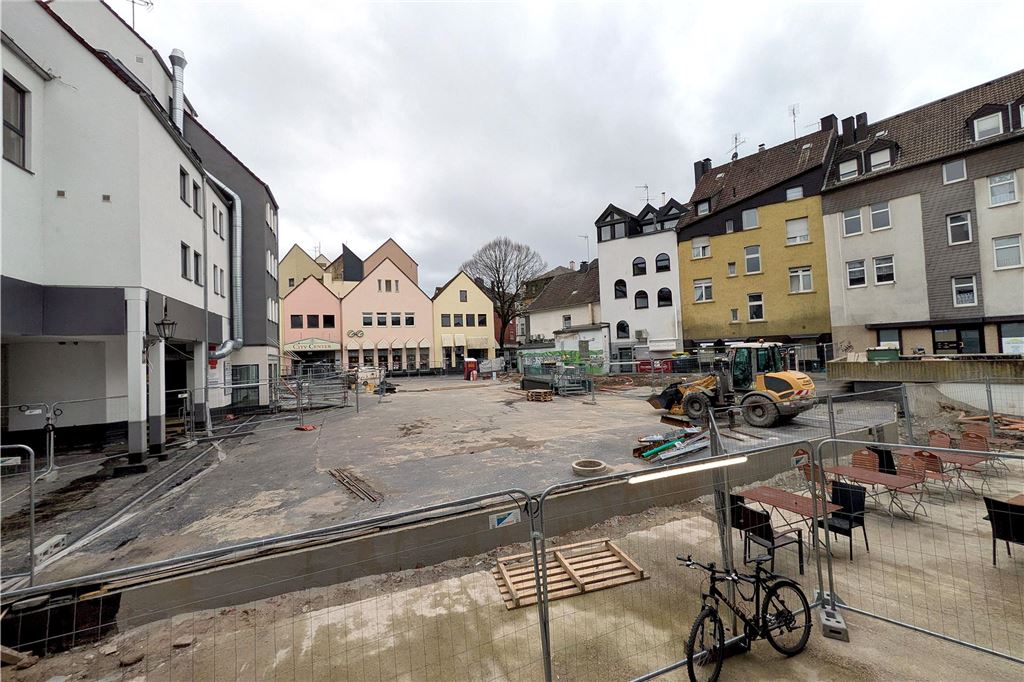Bauzaun sperrt Weg zum City-Center: „Kunden laufen rum wie Pik Sieben“ Ein Marktplatz wird umgestaltet und ist eine große Baustelle geworden.