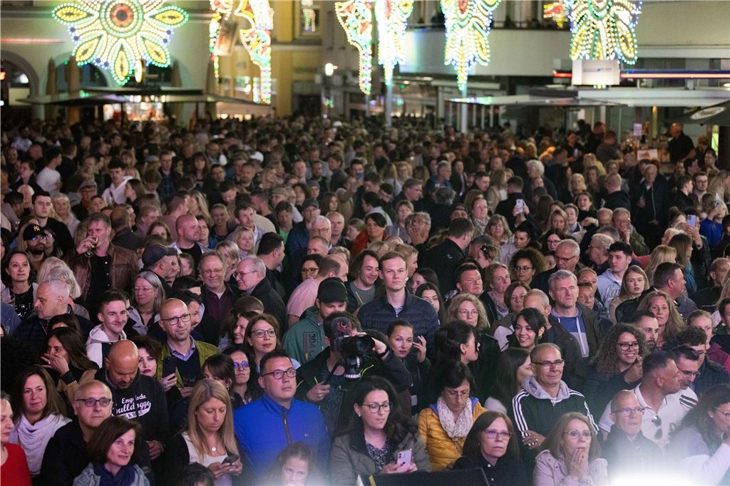 Tausende feiern endlich wieder Festa-“Wahnsinn“ Die Leute standen teils dicht gedrängt, um möglichst nah heran zu kommen an die Bühne.