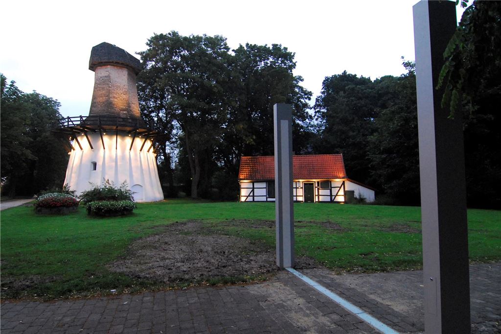 Kurpark-Verein: Bürger-Engagement „mit Füßen getreten“ Die Lichttore wurden 2007 aufgestellt, dieses am Parkeingang in der Nähe des Friedrichsborns.