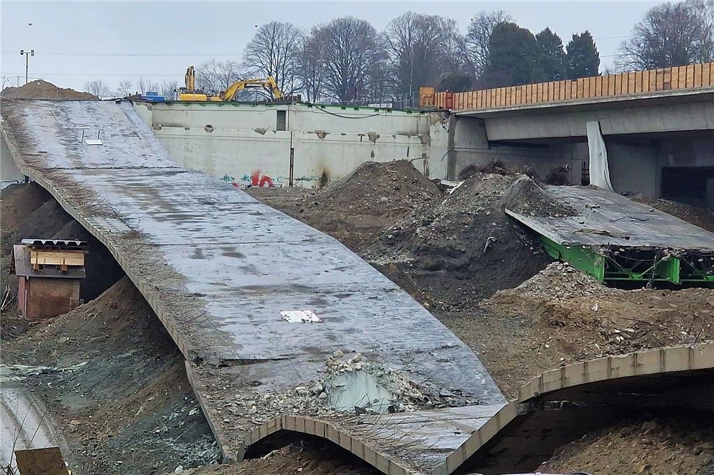 Die Liedbachtalbrücke liegt nach der Sprengung in Trümmern.