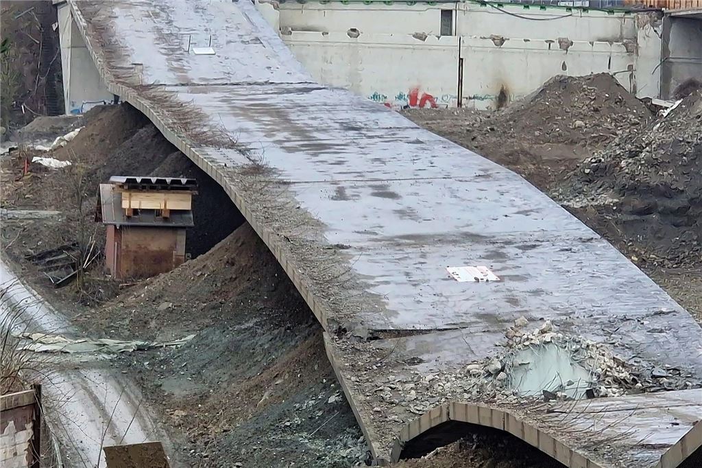 Die Liedbachtalbrücke liegt nach der Sprengung in Trümmern.