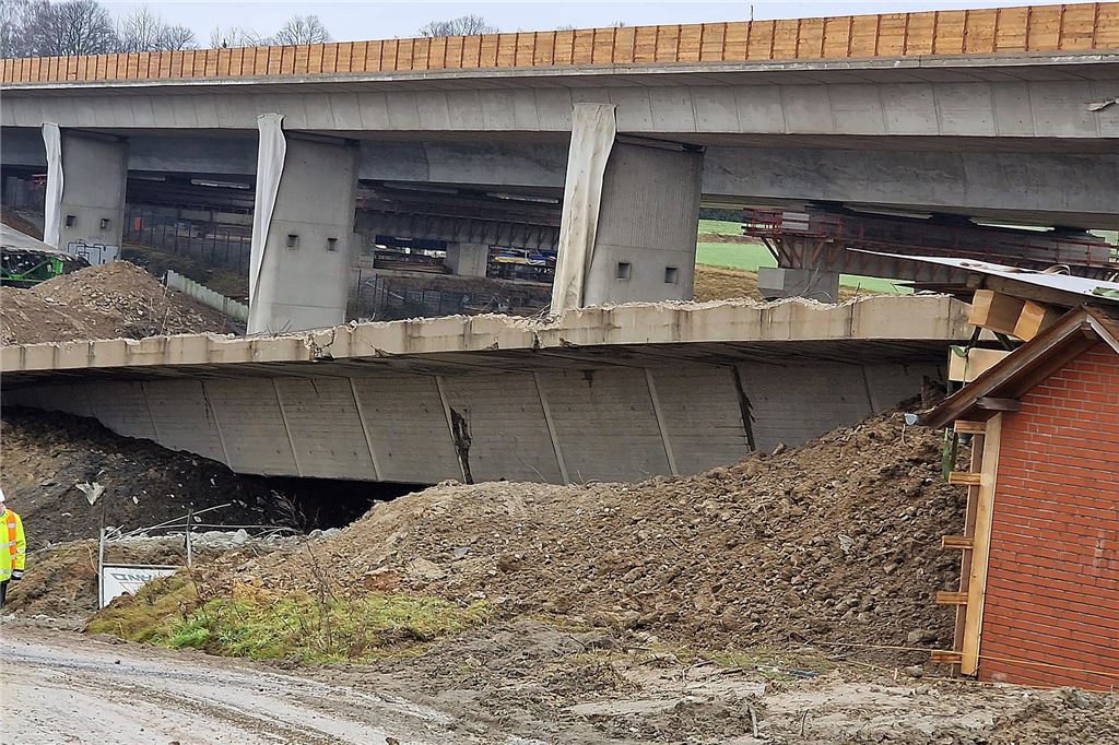 Die Liedbachtalbrücke liegt nach der Sprengung in Trümmern.