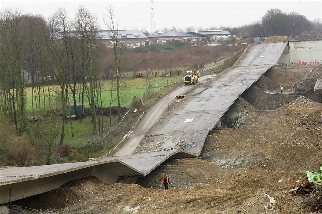 Die Liedbachtalbrücke liegt nach der Sprengung in Trümmern.