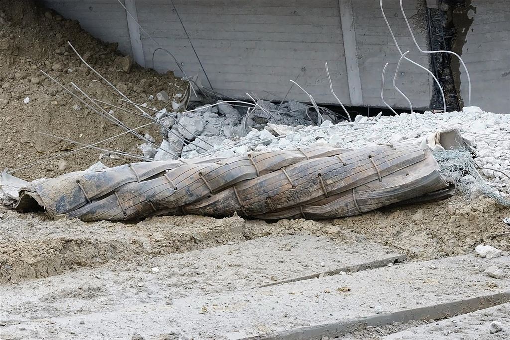 Die Liedbachtalbrücke liegt nach der Sprengung in Trümmern.