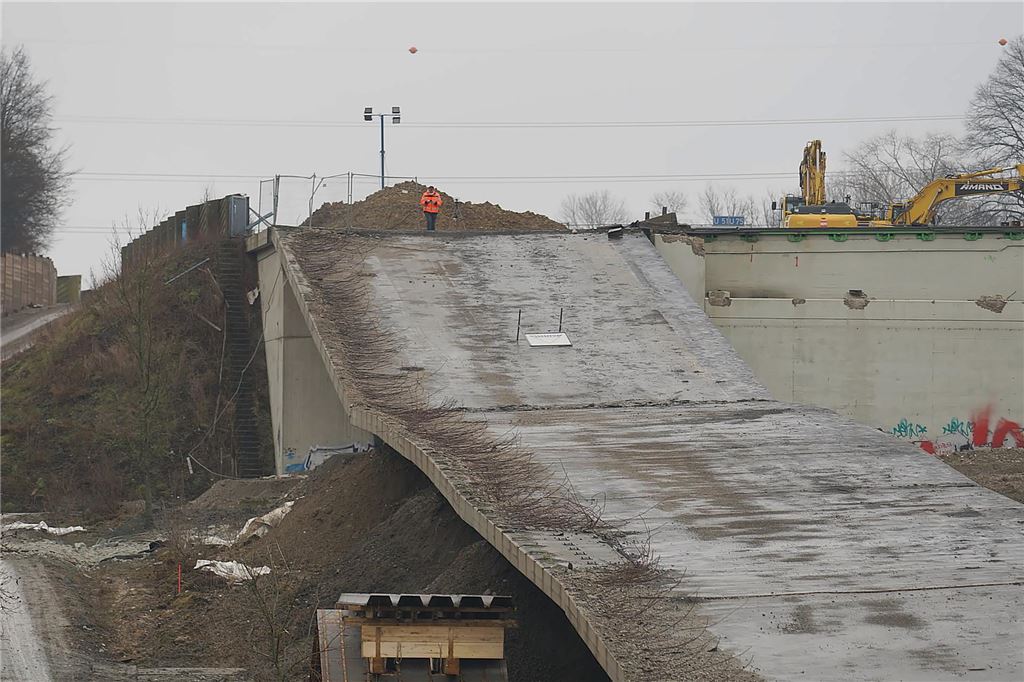 Die Liedbachtalbrücke liegt nach der Sprengung in Trümmern.