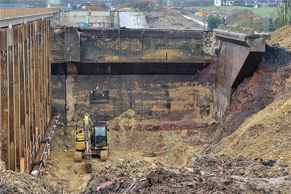 Die Liedbachtalbrücke liegt nach der Sprengung in Trümmern.